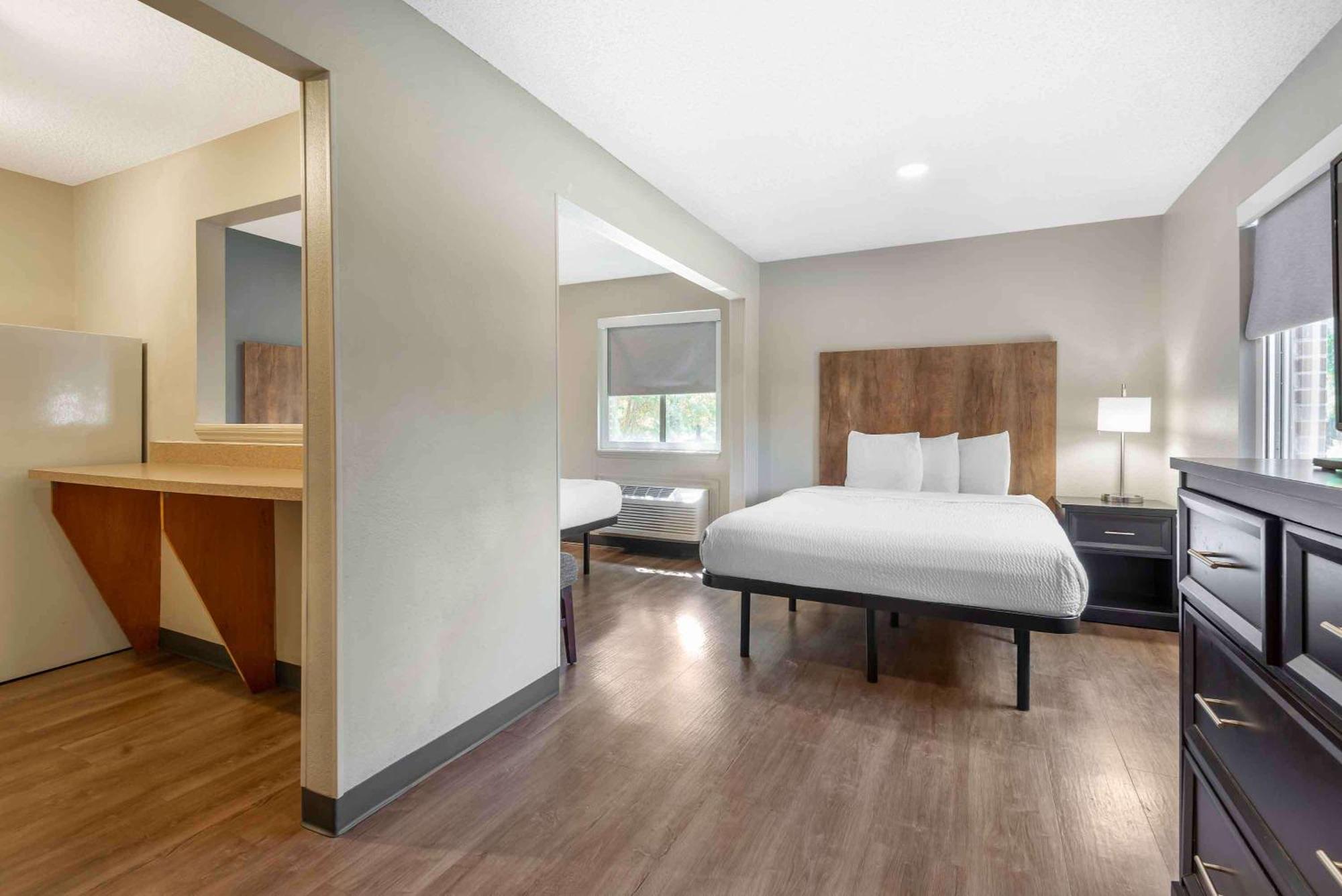 Extended Stay America Select Suites - Charlotte - University Place - E Mccullough Dr Eksteriør bilde