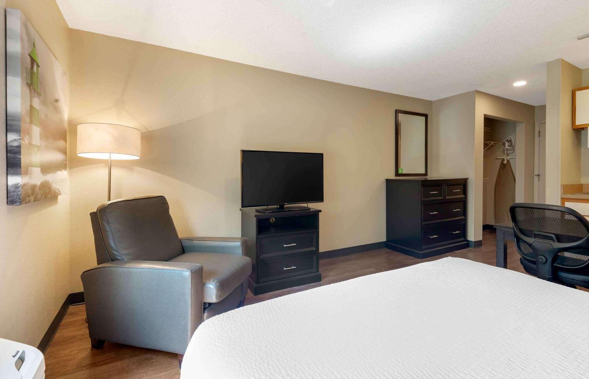 Extended Stay America Select Suites - Charlotte - University Place - E Mccullough Dr Eksteriør bilde